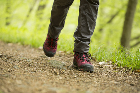 Wandern Das Bild zeigt den Anschnitt eines Wanderers. Man sieht nur die Beine.