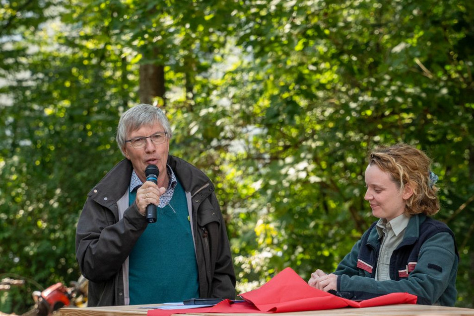 Das Bild zeigt Staatssekretär Dr. Manz und Anne-Sophie Knop im Gespräch