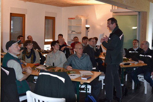 Das Bild zeigt Teilnehmende eines Seminars über Moos- und Farnpflanzen.