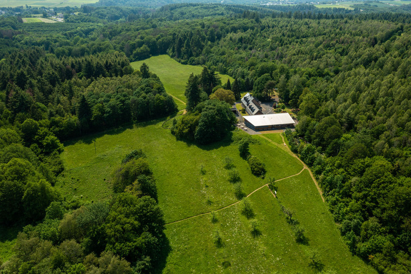 Kolbenstein Das Bild zeigt das Waldjugendheim Kolbenstein aus der Vogelperspektive und wunderschön von Wald umgeben.