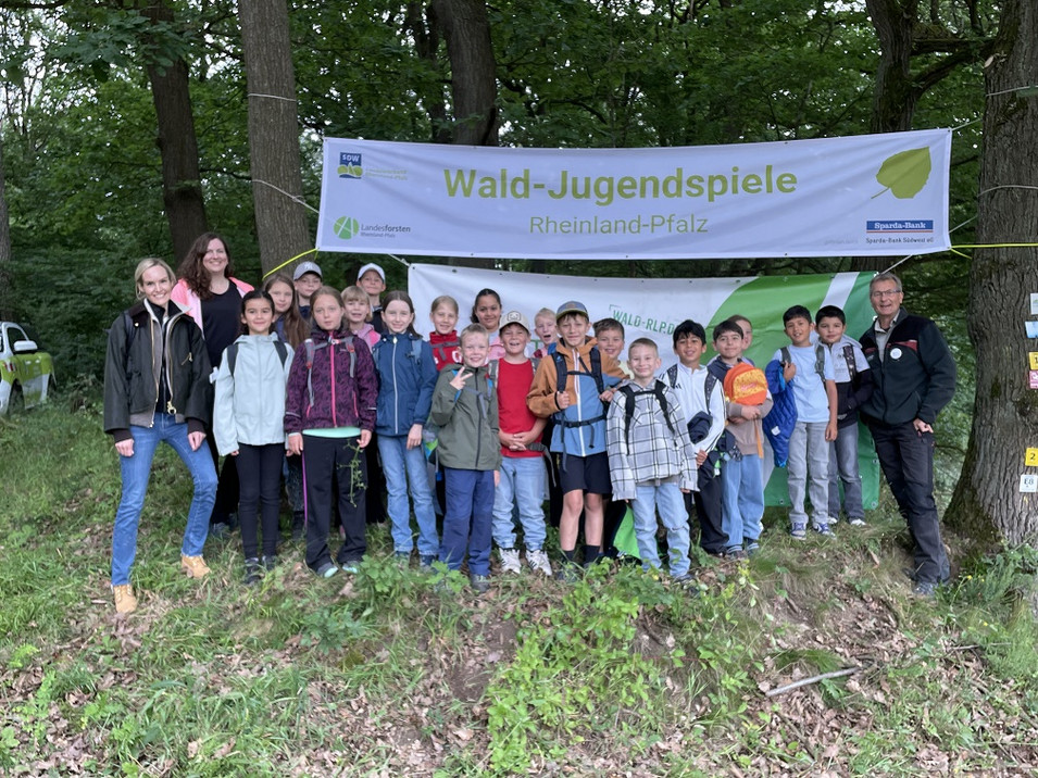 Siegerklasse 3b, Grundschule Remagen-Kripp Auf diesem Bild sehen Sie die Siegerklasse 3b der Grundschule Remagen Kripp bei den Waldjugendspielen im Forstamt Ahrweiler mit ihrem Patenförster Christoph Fohl