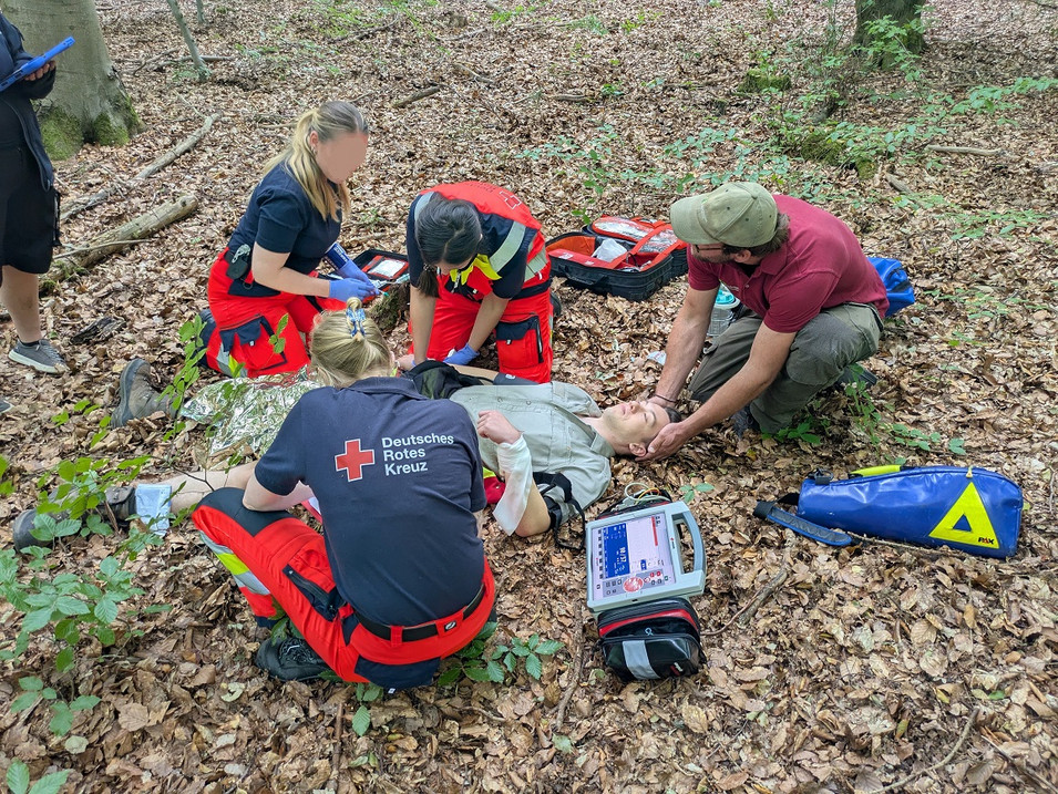 Auf dem Bild ist ein Szenario einer Rettungsübung im Wald des Forstamtes Ahrweiler zu sehen.