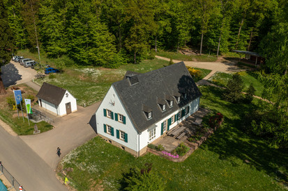 Shooting Waldpädagogik 2022 Das Bild zeigt das Forstamtsgebäude Trier