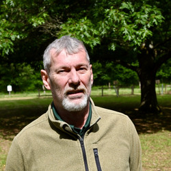 Das Bild zeigt den Forstwirt Stefan Klomann vom Forstamt Otterberg