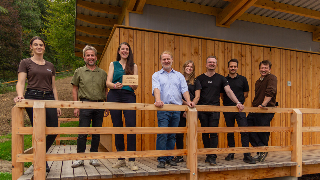 Das Bild zeigt Forststaatssekretärin Dr. Kristina Brixius beim Besuch des Reallabors im Wildpark Westerwald.