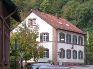 Das Bild zeigt das Forstamtsgebäude Bad Dürkheim