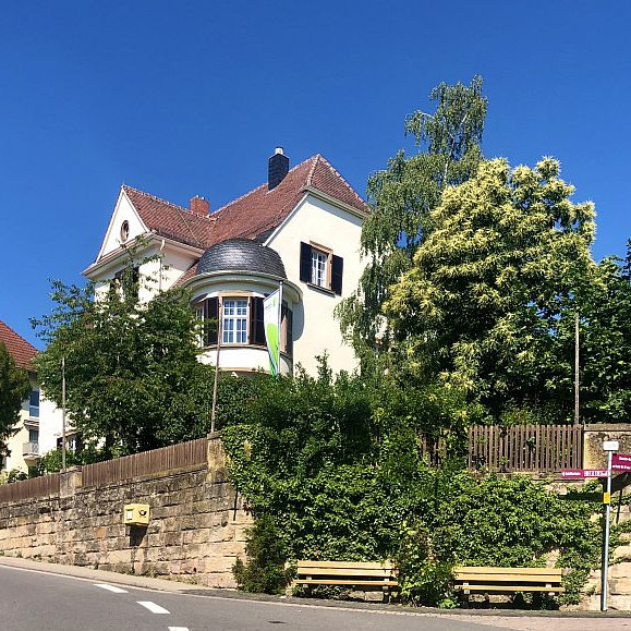 Das Bild zeigt das Forstamtsgebäude Donnersberg