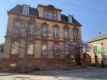 Das Bild zeigt das Forstamtsgebäude Haardt