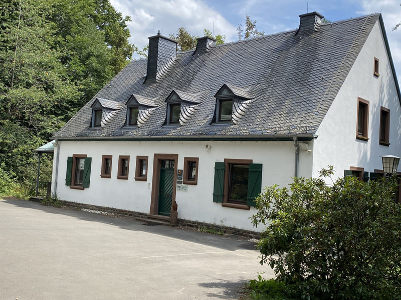 Das Bild zeigt das Forstamtsgebäude Prüm