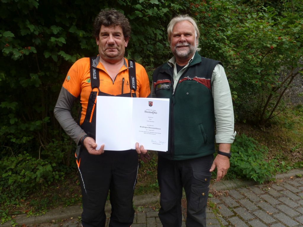 Forstamtsleiter Winand Schmitz (rechts) ist dankbar für die 40 Jahre treue Dienste von Forstwirt Peter Baur