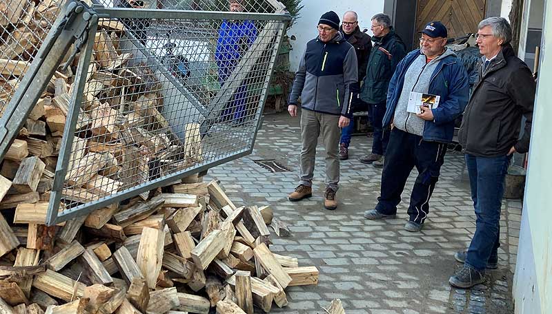 Besuch von Staatssekretär Dr. Erwin Manz (MKUEM) bei der Auslieferung einer Brennholzspende in Waldporzheim am 02.02.2022