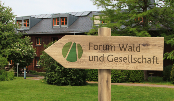 Ein Schild weist in Richtung Forum Wald und Gesellschaft