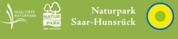 Das Logo des Naturparks Saar-Hunsrück in weißer Schrift auf grünem Grund mit Erkennungssymbol für Naturparke als Teil der nationalen Naturlandschaften in Deutschland