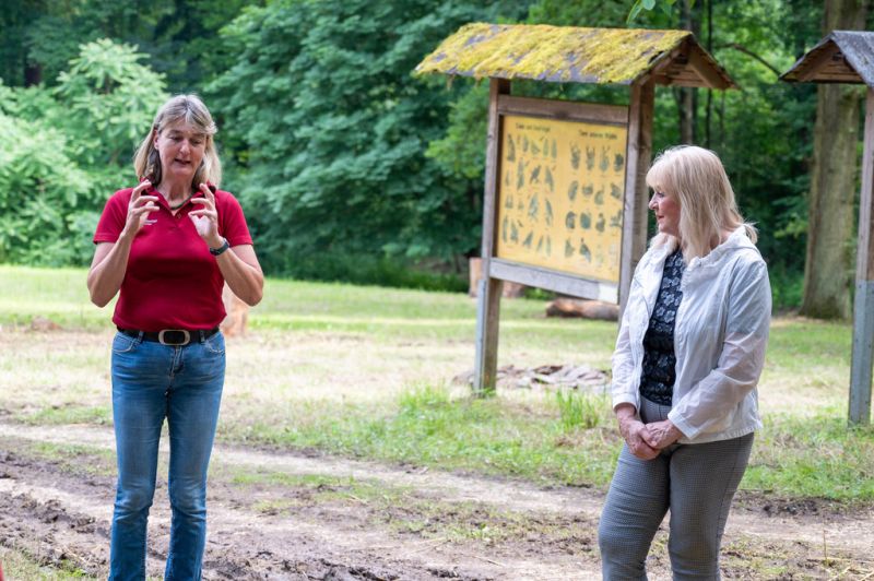 Die Forstamtsleiterin Carmen Barth (links) freut sich gemeinsam mit der Kulturdezernentin der Stadt Koblenz Dr. Margit Theis-Scholz über den kreativen Umgang der Jugendlichen mit dem nachwachsenden Rohstoff Holz.