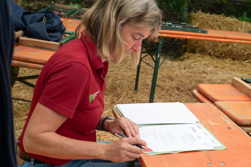 Carmen Barth vom Forstamt Koblenz stellt den Teilnehmer*innen Zertifikate aus.